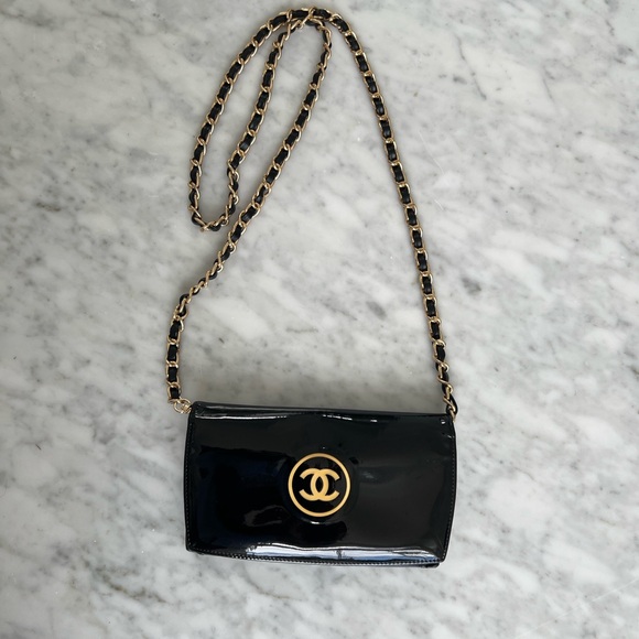 Chanel Black Quilted Crossbody Bag with Gold Chain - Picture 1 of 10